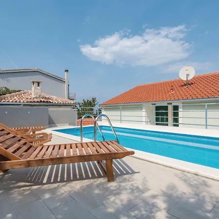 아파트 One-bedroom In 트르파니